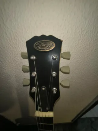 Guitarra Stagg estilo Les Paul + Amplificador 65W