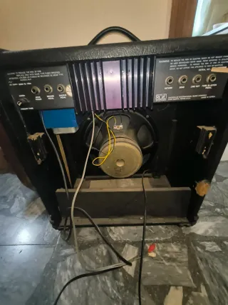 Guitarra Stagg estilo Les Paul + Amplificador 65W