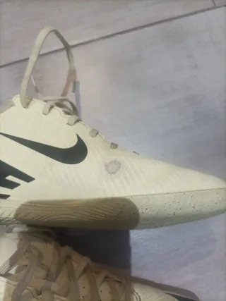 Zapatillas Nike Beige y Negro. Fútbol sala