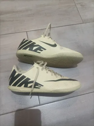Zapatillas Nike Beige y Negro. Fútbol sala
