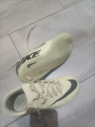 Zapatillas Nike Beige y Negro. Fútbol sala