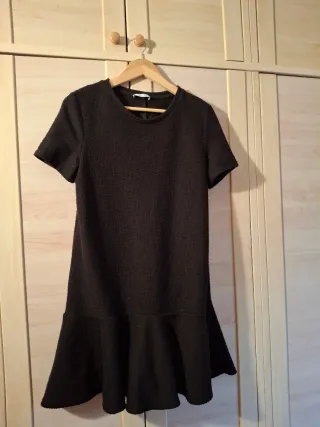 Vestido negro Zara manga corta