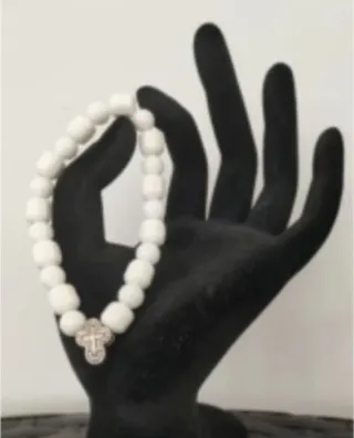 Pulsera de turmalina blanca con cruz