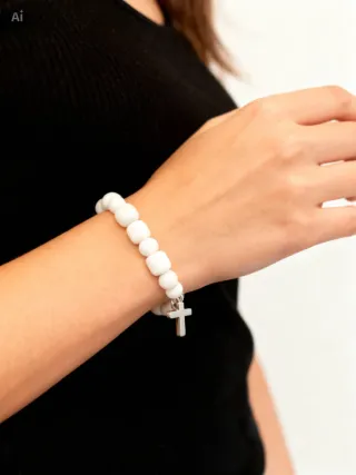 Pulsera de turmalina blanca con cruz