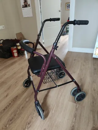 Andador con ruedas y asiento