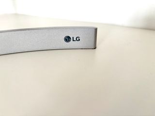 Soporte LG VESA elevable premium cromado plata