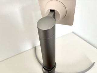 Soporte LG VESA elevable premium cromado plata