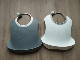 Dos platos, base y dos baberos de Twistshake