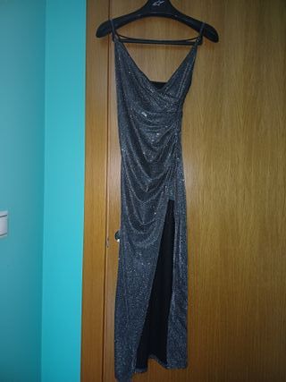 Vestido de fiesta plateado con abertura