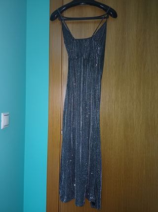Vestido de fiesta plateado con abertura