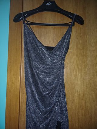 Vestido de fiesta plateado con abertura