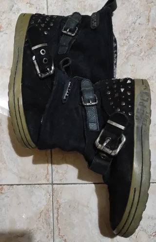 Stivaletti scamosciati neri con borchie