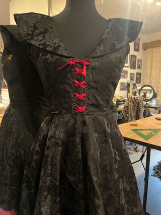 Vestido Pin Up Negro Encaje Rojo