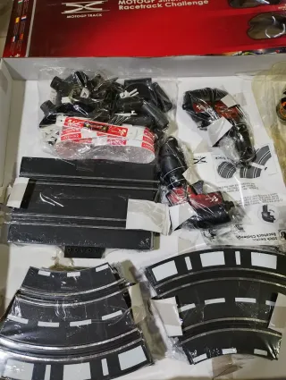 Pista de carreras MotoGP con 2 motos y mandos