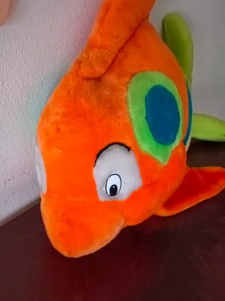Peluche pez naranja y verde