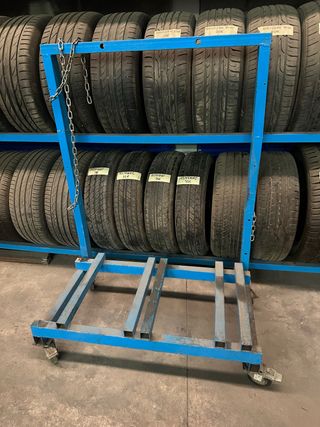 Expositor para 4 neumáticos