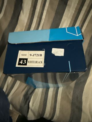 Zapatillas blancas y grises nuevas a estrenar