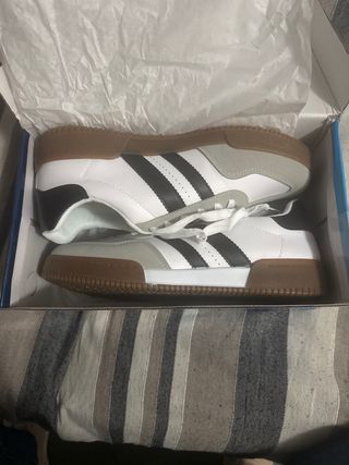 Zapatillas blancas y grises nuevas a estrenar