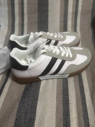 Zapatillas blancas y grises nuevas a estrenar