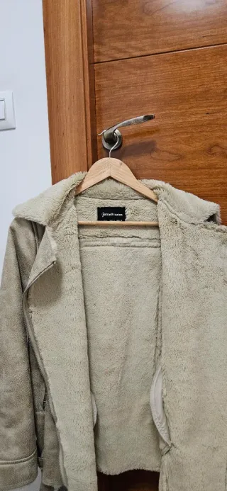 Chaqueta beige efecto ante con borreguito