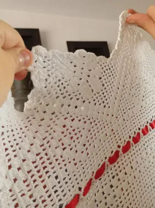 Colcha ganchillo blanca con detalles rojos