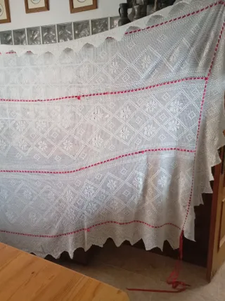 Colcha ganchillo blanca con detalles rojos