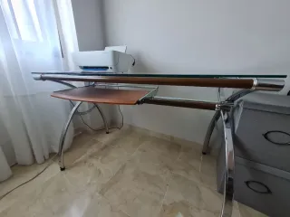 Escritorio de cristal y madera