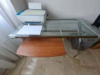 Escritorio de cristal y madera