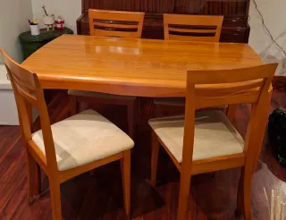 Mesa extensible y 4 sillas madera