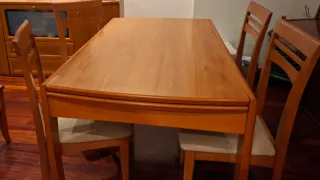 Mesa extensible y 4 sillas madera