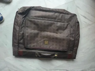 Portatrajes marrón con estampado