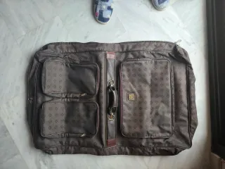 Portatrajes marrón con estampado