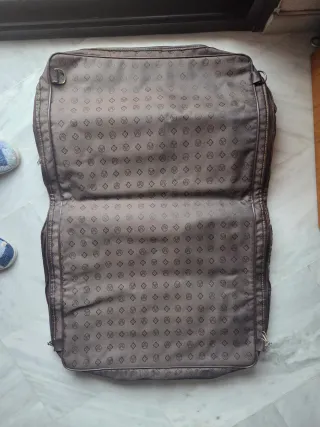 Portatrajes marrón con estampado