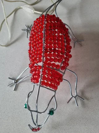 Lampada a forma di lucertola in perline rosse