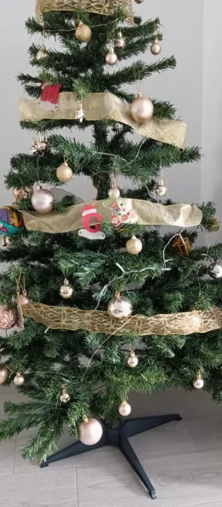 Árbol Navideño con Adornos Dorados