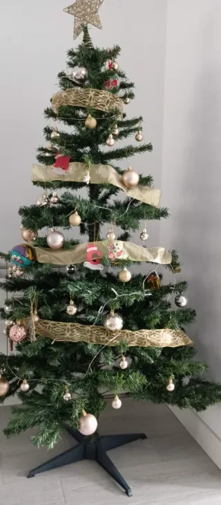 Árbol Navideño con Adornos Dorados