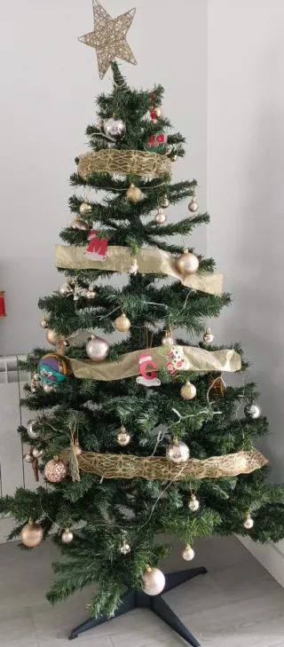 Árbol Navideño con Adornos Dorados