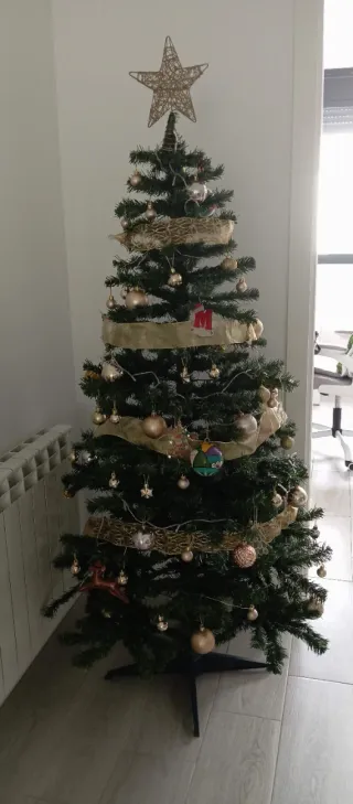 Árbol Navideño con Adornos Dorados