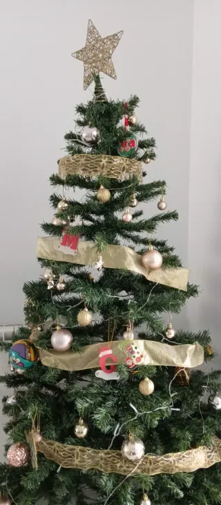 Árbol Navideño con Adornos Dorados