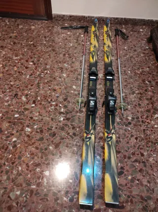 Esquís Rossignol c/Fijaciones Salomon + Bastones