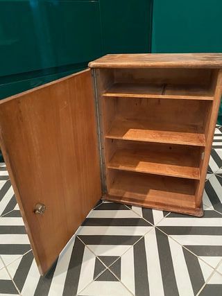 Armario antiguo de madera con divisiones