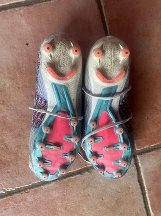 Botas de fútbol Nike grises y multicolor