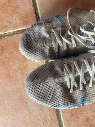 Botas de fútbol Nike grises y multicolor