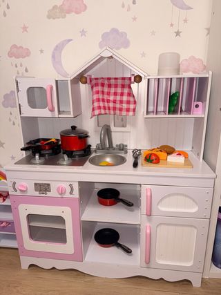 Cocinita de madera y juguetes marca Kidkraft