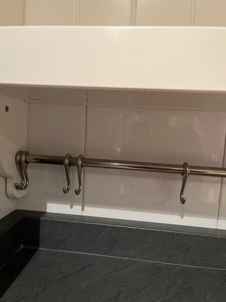 Alacena de pared blanca y plateada