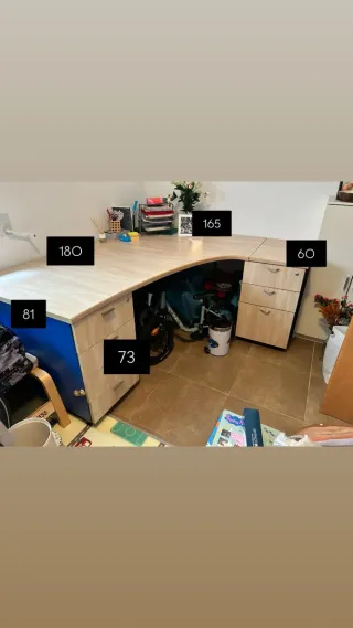 Escritorio curvo madera y azul