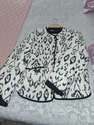 Cazadora corta Zara estampada