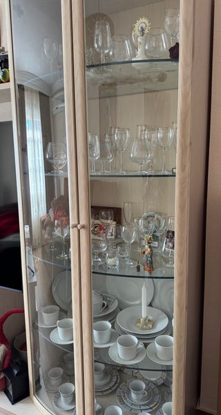 Vitrina de madera y cristal – grande y elegante