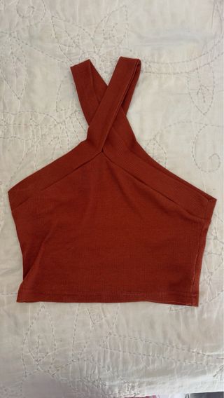 Top marrón cuello cruzado