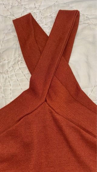 Top marrón cuello cruzado